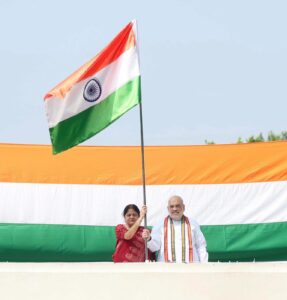 માનનીય કેન્દ્રીય ગૃહ અને સહકાર મંત્રી શ્રી Amit Shah એ આજે નવી દિલ્હી સ્થિત પોતાના નિવાસસ્થાને તિરંગો લહેરાવીને #HarGharTiranga અભિયાનમાં સહભાગી બન્યા. ચાલો, સૌ સાથે મળીને તિરંગા પ્રત્યેનું સન્માન અને રાષ્ટ્રગૌરવની ભાવનાને વધુ મજબૂત બનાવીએ. 🇮🇳