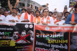 अहमदाबाद की धरती से गूंजी ललकार, 'वंदे मातरम्' का अपमान नहीं सहेगा हिंदुस्तान..! 'वंदे मातरम्' माँ भारती के प्रति हमारी अटूट श्रद्धा और राष्ट्रीय स्वाभिमान का प्रतीक है। इस पाप के लिए कांग्रेस देश से माफी मांगे।