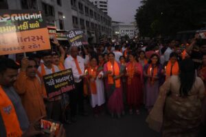 अहमदाबाद की धरती से गूंजी ललकार, 'वंदे मातरम्' का अपमान नहीं सहेगा हिंदुस्तान..! 'वंदे मातरम्' माँ भारती के प्रति हमारी अटूट श्रद्धा और राष्ट्रीय स्वाभिमान का प्रतीक है। इस पाप के लिए कांग्रेस देश से माफी मांगे।