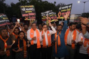 अहमदाबाद की धरती से गूंजी ललकार, 'वंदे मातरम्' का अपमान नहीं सहेगा हिंदुस्तान..! 'वंदे मातरम्' माँ भारती के प्रति हमारी अटूट श्रद्धा और राष्ट्रीय स्वाभिमान का प्रतीक है। इस पाप के लिए कांग्रेस देश से माफी मांगे।
