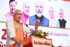 25 વર્ષ સેવા અને સમર્પણના... ગુજરાતના પનોતા પુત્ર અને દેશના યશસ્વી પ્રધાનમંત્રી શ્રી Narendra Modi જીના મુખ્યમંત્રી અને પ્રધાનમંત્રી તરીકેના જનસેવાના 25 વર્ષ પૂર્ણ થવાના અવસરે ભારતીય જનતા પાર્ટી દ્વારા રાષ્ટ્રવ્યાપી 'સેવા સંકલ્પ અભિયાન'નું આયોજન કરવામાં આવી રહ્યું છે. આ અભિયાનની તૈયારીઓના ભાગરૂપે આજે ગાંધીનગર મહાનગર ખાતે પ્રદેશ પ્રભારી શ્રી Tarun Chugh જીની અધ્યક્ષતામાં તથા મુખ્યમંત્રી શ્રી Bhupendra Patel અને પ્રદેશ અધ્યક્ષ શ્રી Jagdish Panchal ની વિશેષ ઉપસ્થિતિમાં કાર્યશાળા યોજાઈ. આ પ્રસંગે પ્રદેશ સંગઠન મહામંત્રી શ્રી રત્નાકરજી, નાયબ મુખ્યમંત્રી શ્રી Harsh Sanghavi , રાષ્ટ્રીય અભિયાનના ઝોન ઇન્ચાર્જ શ્રી આશિષભાઈ શેલારજી, કેન્દ્રીય રાજ્યમંત્રી શ્રીમતી નિમુબેન બાંભણીયા, આસામના પ્રદેશ અધ્યક્ષ શ્રી દિલીપ સૈકિયાજી, પ્રદેશ મહામંત્રી અને અભિયાનના પ્રદેશ પ્રભારી શ્રી અજયભાઈ બ્રહ્મભટ્ટ, અભિયાનના ઇન્ચાર્જ શ્રી બ્રિજેશભાઈ મેરજા સહિત પદાધિકારીઓ ઉપસ્થિત રહ્યાં.