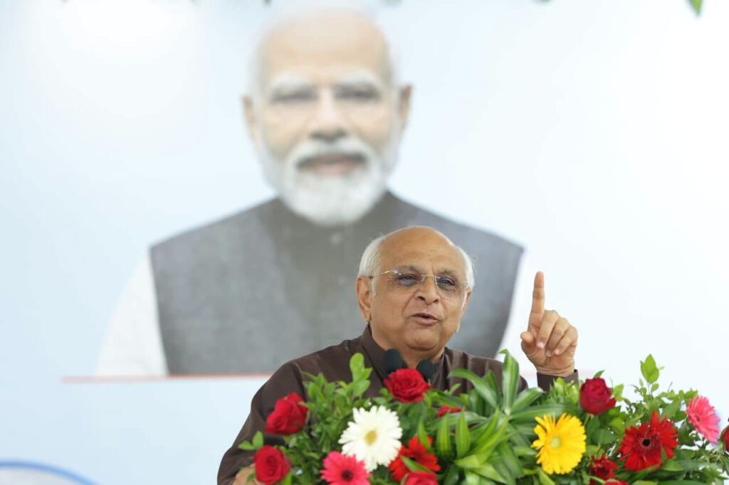 માનનીય મુખ્યમંત્રી શ્રી Bhupendra Patel એ આજે વડોદરા જિલ્લા અને વડોદરા મહાનગરપાલિકાના અંદાજે ₹1,297 કરોડથી વધુ રકમના વિવિધ જનકલ્યાણકારી વિકાસ પ્રકલ્પોનું લોકાર્પણ તથા ખાતમુહૂર્ત કર્યું.  આ વિકાસકાર્યોમાં મહી નદી પર 12 માસની નિર્ધારિત સમયમર્યાદામાં તૈયાર થયેલ ગંભીરા બ્રિજ, નવનિર્મિત ડૉ. બાબાસાહેબ આંબેડકર મેમોરિયલ મ્યુઝિયમ, ઝોનલ ઓબ્ઝર્વેશન હોમ, ITI ગોરવા ખાતે મલ્ટીસ્ટોરી બિલ્ડીંગ અને સબ સ્ટેશન સહિત માર્ગ અને મકાન, પંચાયત, આરોગ્ય, ઊર્જા અને શહેરી વિકાસના મહત્ત્વપૂર્ણ પ્રકલ્પોનો સમાવેશ થાય છે.   #SevaSankalpAbhiyaan