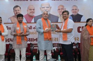 25 વર્ષનો સેવાયજ્ઞ... માનનીય પ્રધાનમંત્રી શ્રી Narendra Modi જીના જનસેવાના 25 વર્ષ પૂર્ણ થવાના અવસરે આયોજિત 'સેવા સંકલ્પ અભિયાન'ની તૈયારીઓના ભાગરૂપે વડોદરા મહાનગર ખાતે કાર્યશાળા યોજાઈ. આ કાર્યશાળામાં પ્રદેશ અધ્યક્ષ શ્રી Jagdish Panchal એ હોદ્દેદારો અને કાર્યકર્તાઓ સાથે સંવાદ કરી અભિયાનની સફળતા માટે માર્ગદર્શન આપ્યું.