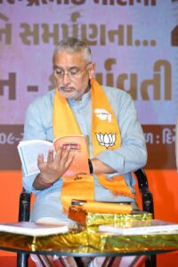 25 વર્ષ - સેવા અને સમર્પણના... દેશના યશસ્વી પ્રધાનમંત્રી શ્રી Narendra Modi જીના મુખ્યમંત્રી અને પ્રધાનમંત્રી તરીકેના જનસેવાના 25 વર્ષ પૂર્ણ થવાના અવસરે ભારતીય જનતા પાર્ટી દ્વારા રાષ્ટ્રવ્યાપી 'સેવા સંકલ્પ અભિયાન'નું આયોજન કરવામાં આવી રહ્યું છે. આ અભિયાનની તૈયારીઓના ભાગરૂપે આજે કર્ણાવતી મહાનગર ખાતે આયોજિત કાર્યશાળામાં પ્રદેશ અધ્યક્ષ શ્રી Jagdish Panchal એ હોદ્દેદારો અને કાર્યકર્તાઓ સાથે સંવાદ કરી આગામી કાર્યક્રમોની સફળતા અંગે માર્ગદર્શન આપ્યું.