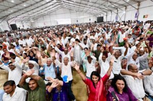 'નમો કમલમ્' - સંગઠનથી જનસેવા સુધી, સંકલ્પથી સિદ્ધિ સુધીની યાત્રાનું નવું કેન્દ્ર!  માનનીય પ્રધાનમંત્રી શ્રી Narendra Modi જીના શુભહસ્તે નવસારી જિલ્લા ભાજપ કાર્યાલય 'નમો કમલમ્'નું લોકાર્પણ થયું. આ અવસરે કાર્યકર્તાઓ અને નગરજનોને સંબોધિત કરી માનનીય પ્રધાનમંત્રીશ્રીએ સંગઠનની શક્તિ, કાર્યકર્તાઓની નિષ્ઠા અને જનસેવાના સંકલ્પને વધુ મજબૂત બનાવવાનો સંદેશ આપ્યો. આ પ્રસંગે માનનીય મુખ્યમંત્રી શ્રી Bhupendra Patel , પ્રદેશ અધ્યક્ષ શ્રી Jagdish Panchal , કેન્દ્રીય જળશક્તિ મંત્રી શ્રી C R Paatil , નાયબ મુખ્યમંત્રી શ્રી Harsh Sanghavi તથા રાજ્ય સરકારના મંત્રીશ્રીઓ અને સંગઠનના હોદ્દેદારો વિશેષ ઉપસ્થિત રહ્યાં. #NamoKamalamNavsari