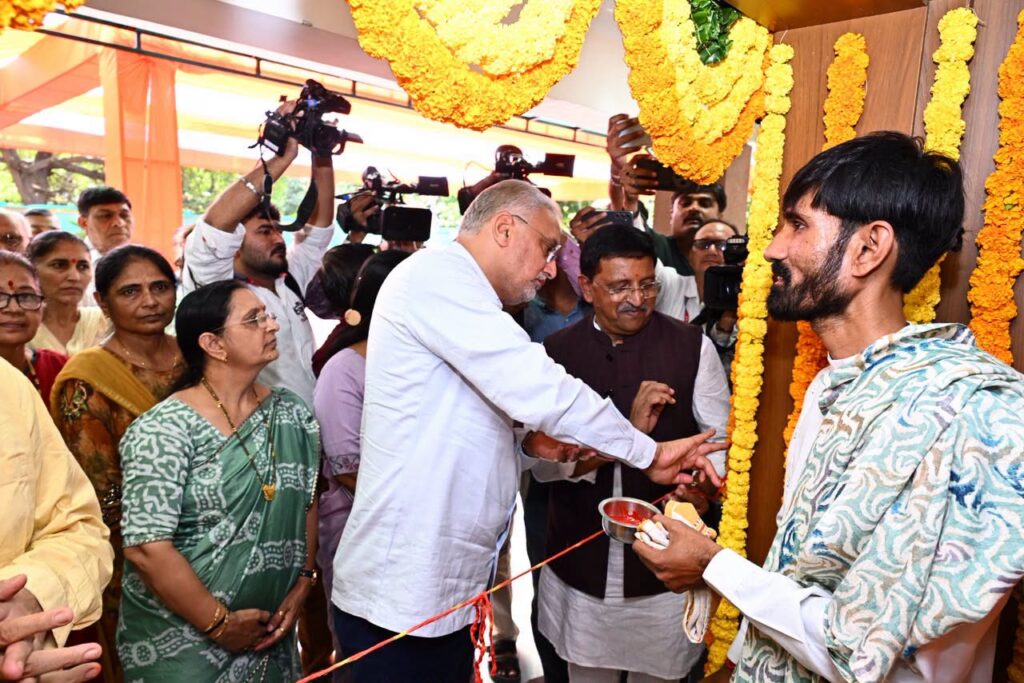 પ્રદેશ અધ્યક્ષ શ્રી Jagdish Panchal એ આજે ગાંધીનગર ખાતે રાજ્યસભાના સાંસદ શ્રી રાજુભાઈ શુક્લના જનસેવા કાર્યાલયનું ઉદ્ઘાટન કર્યું. આ અવસરે વૃક્ષારોપણ કરી પર્યાવરણ સંરક્ષણનો સંદેશ આપ્યો તેમજ સ્થાનિક નાગરિકો સાથે મુલાકાત કરી.