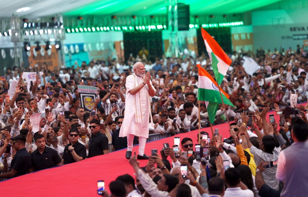 વિકસિત ભારતની યાત્રા — 𝑰𝒅𝒆𝒂𝒔 થી 𝑰𝒎𝒑𝒂𝒄𝒕 સુધી... વડોદરાના આંગણે માનનીય પ્રધાનમંત્રી શ્રી Narendra Modi જીએ હજારો યુવાનો સાથે સંવાદ કરી નવી ઊર્જાનો સંચાર કર્યો અને ₹35,000 કરોડથી વધુના વિકાસકાર્યોનું ખાતમુહૂર્ત તથા લોકાર્પણ કર્યું. યુવાનોની આશાઓ, વિકાસની ગતિ અને જનભાગીદારી સાથે વિકસિત ગુજરાતથી વિકસિત ભારત તરફની યાત્રા વધુ વેગવાન બની રહી છે. આ અવસરે માનનીય રાજ્યપાલ શ્રી આચાર્ય દેવવ્રતજી, માનનીય મુખ્યમંત્રી શ્રી Bhupendra Patel , કેન્દ્રીય મંત્રી શ્રી Ashwini Vaishnaw જી અને નાયબ મુખ્યમંત્રી શ્રી Harsh Sanghavi સહિત રાજ્ય સરકારના મંત્રીશ્રીઓ અને સંગઠનના હોદ્દેદારો વિશેષ ઉપસ્થિત રહ્યાં.   #Namo4ViksitBharat #RailInfra4Gujarat