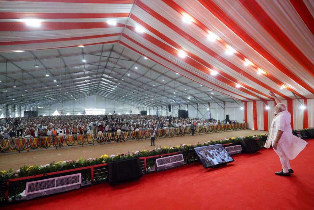 'નમો કમલમ્' - સંગઠનથી જનસેવા સુધી, સંકલ્પથી સિદ્ધિ સુધીની યાત્રાનું નવું કેન્દ્ર!  માનનીય પ્રધાનમંત્રી શ્રી Narendra Modi જીના શુભહસ્તે નવસારી જિલ્લા ભાજપ કાર્યાલય 'નમો કમલમ્'નું લોકાર્પણ થયું. આ અવસરે કાર્યકર્તાઓ અને નગરજનોને સંબોધિત કરી માનનીય પ્રધાનમંત્રીશ્રીએ સંગઠનની શક્તિ, કાર્યકર્તાઓની નિષ્ઠા અને જનસેવાના સંકલ્પને વધુ મજબૂત બનાવવાનો સંદેશ આપ્યો. આ પ્રસંગે માનનીય મુખ્યમંત્રી શ્રી Bhupendra Patel , પ્રદેશ અધ્યક્ષ શ્રી Jagdish Panchal , કેન્દ્રીય જળશક્તિ મંત્રી શ્રી C R Paatil , નાયબ મુખ્યમંત્રી શ્રી Harsh Sanghavi તથા રાજ્ય સરકારના મંત્રીશ્રીઓ અને સંગઠનના હોદ્દેદારો વિશેષ ઉપસ્થિત રહ્યાં. #NamoKamalamNavsari