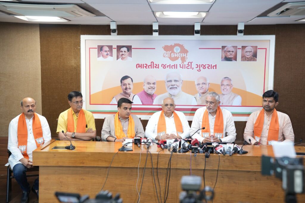 સેવા સંકલ્પ અભિયાનને જન-જન સુધી પહોંચાડવાના સંકલ્પ સાથે આજે પ્રદેશ કાર્યાલય 'શ્રી કમલમ્' ખાતે માનનીય મુખ્યમંત્રી શ્રી Bhupendra Patel અને પ્રદેશ અધ્યક્ષ શ્રી Jagdish Panchal એ પત્રકાર પરિષદને સંબોધી આગામી કાર્યક્રમોની માહિતી આપી. આ પ્રસંગે નાયબ મખ્યમંત્રી શ્રી Harsh Sanghavi , પ્રદેશ મહામંત્રી ડૉ. પ્રશાંતભાઈ કોરાટ, પ્રદેશ મુખ્ય પ્રવક્તા ડૉ. અનિલભાઈ પટેલ, પ્રદેશ મીડિયા કન્વીનર શ્રી પ્રશાંતભાઈ વાળા સહિત હોદ્દેદારો ઉપસ્થિત રહ્યા.   #SevaSankalpAbhiyan