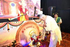 ॥ શ્રી ગણેશાય નમઃ ॥  પ્રદેશ અધ્યક્ષ શ્રી Jagdish Panchal એ આજે અમદાવાદના ખોખરા ખાતે આયોજિત ગણેશ મહોત્સવમાં ઉપસ્થિત રહી વિઘ્નહર્તા ભગવાન શ્રી ગણેશજીના દર્શન કરી પૂજા-અર્ચના કરી. ગણપતિ બાપ્પા મોરિયા!