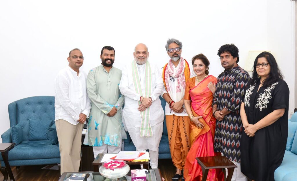 माननीय केन्द्रीय गृह एवं सहकारिता मंत्री श्री Amit Shah जी ने आज नई दिल्ली में बाबा नीब करौरी जी के जीवन पर आधारित फिल्म 'हनुमान अंश' के कलाकारों से भेंट की।