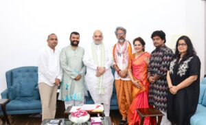 माननीय केन्द्रीय गृह एवं सहकारिता मंत्री श्री Amit Shah जी ने आज नई दिल्ली में बाबा नीब करौरी जी के जीवन पर आधारित फिल्म 'हनुमान अंश' के कलाकारों से भेंट की।