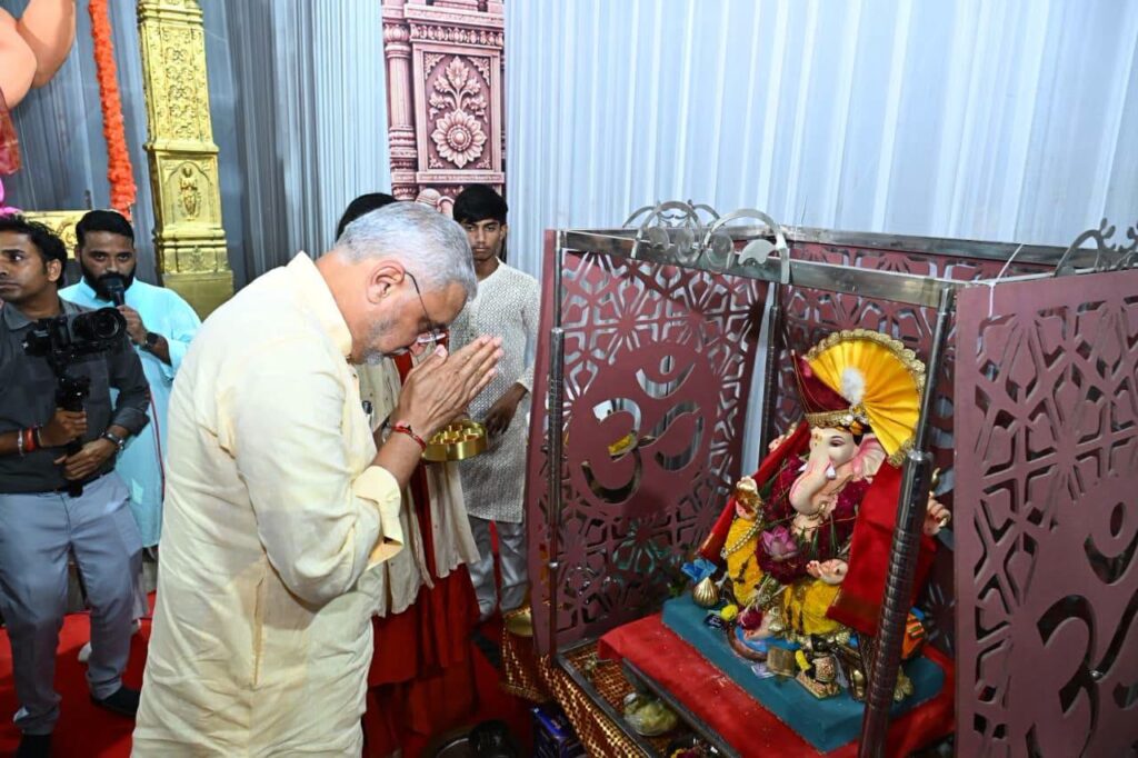 પ્રદેશ અધ્યક્ષ શ્રી Jagdish Panchal એ આજે અમદાવાદના મણિનગર ખાતે શિવશક્તિ યુવક મંડળ દ્વારા આયોજિત ગણેશ મહોત્સવમાં વિઘ્નહર્તા ભગવાન શ્રી ગણેશજીના દર્શન કર્યા.  ગણપતિ બાપ્પા મોરિયા 🙏