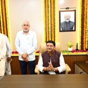 પ્રદેશ અધ્યક્ષ શ્રી Jagdish Panchal એ આજે ગાંધીનગર ખાતે રાજ્યસભાના સાંસદ શ્રી રાજુભાઈ શુક્લના જનસેવા કાર્યાલયનું ઉદ્ઘાટન કર્યું. આ અવસરે વૃક્ષારોપણ કરી પર્યાવરણ સંરક્ષણનો સંદેશ આપ્યો તેમજ સ્થાનિક નાગરિકો સાથે મુલાકાત કરી.