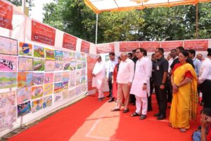 માનનીય મુખ્યમંત્રી શ્રી Bhupendra Patel એ આજે અમદાવાદના ઘુમા વિસ્તારની એમ.કે. પટેલ પ્રાથમિક શાળા ખાતે સેવા સંકલ્પ અભિયાન અંતર્ગત આયોજિત ચિત્ર સ્પર્ધામાં વિદ્યાર્થીઓ દ્વારા દોરવામાં આવેલાં ચિત્રોનું પ્રદર્શન નિહાળ્યું. #SevaSankalpAbhiyan