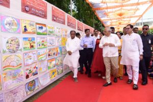 માનનીય મુખ્યમંત્રી શ્રી Bhupendra Patel એ આજે અમદાવાદના ઘુમા વિસ્તારની એમ.કે. પટેલ પ્રાથમિક શાળા ખાતે સેવા સંકલ્પ અભિયાન અંતર્ગત આયોજિત ચિત્ર સ્પર્ધામાં વિદ્યાર્થીઓ દ્વારા દોરવામાં આવેલાં ચિત્રોનું પ્રદર્શન નિહાળ્યું. #SevaSankalpAbhiyan