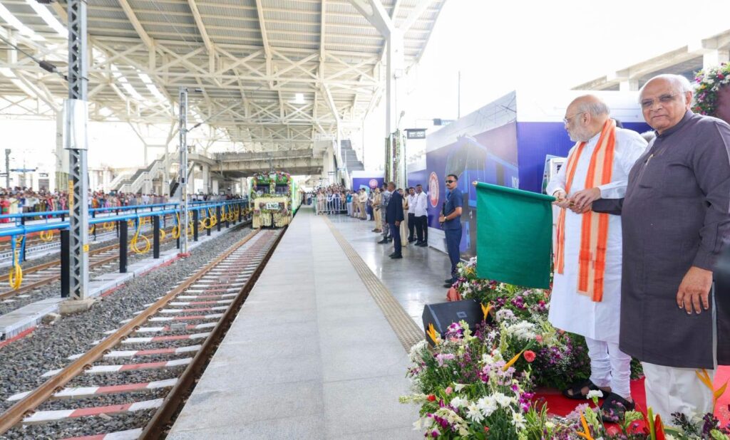 मान. केन्द्रीय गृह एवं सहकारिता मंत्री श्री Amit Shah जी और मान. मुख्यमंत्री श्री Bhupendra Patel जी ने साबरमती रेलवे स्टेशन से भारत की पहली LNG ट्रेन को हरी झंडी दिखाकर हरित रेल और विकसित भारत के संकल्प को नई गति दी। LNG ट्रेन के प्रमुख लाभ: 🔹 कम उत्सर्जन, बेहतर पर्यावरण संरक्षण 🔹 अधिक ईंधन दक्षता और ऊर्जा की बचत 🔹 डीजल पर निर्भरता कम करने की दिशा में महत्वपूर्ण पहल 🔹 स्वच्छ एवं पर्यावरण-अनुकूल रेल परिवहन को बढ़ावा 🔹 आधुनिक, हरित और आत्मनिर्भर भारतीय रेल की ओर मजबूत कदम