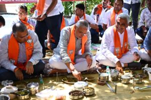 આણંદ જિલ્લાના આંકલાવડી ખાતે પ્રદેશ અધ્યક્ષ શ્રી Jagdish Panchal એ આંકલાવ વિધાનસભાના કાર્યકર્તાઓ સાથે ટિફિન બેઠકમાં સહભોજન કરી સંવાદ કર્યો.