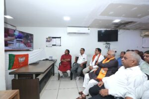 માનનીય મુખ્યમંત્રી શ્રી Bhupendra Patel એ આજે અમદાવાદના થલતેજ વોર્ડ ખાતે કાર્યકર્તાઓ સાથે માનનીય પ્રધાનમંત્રી શ્રી નરેન્દ્ર મોદીજીના 'મન કી બાત' કાર્યક્રમનું સામૂહિક શ્રવણ કર્યું. #MannKiBaat