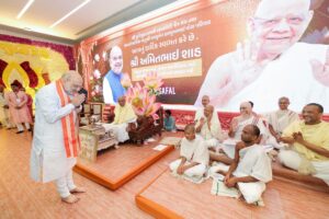 માનનીય કેન્દ્રીય ગૃહ અને સહકાર મંત્રી શ્રી Amit Shah જીએ આજે આચાર્ય પદ્મસાગર સૂરીશ્વરજી મહારાજ સાહેબ સાથે મુલાકાત કરી તેમના 92મા જન્મદિવસ નિમિત્તે આશીર્વાદ પ્રાપ્ત કર્યા.