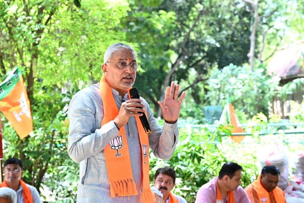 આણંદ જિલ્લાના આંકલાવડી ખાતે પ્રદેશ અધ્યક્ષ શ્રી Jagdish Panchal એ આંકલાવ વિધાનસભાના કાર્યકર્તાઓ સાથે ટિફિન બેઠકમાં સહભોજન કરી સંવાદ કર્યો.