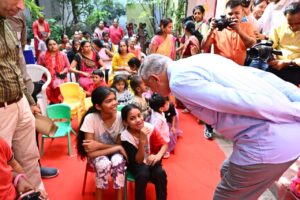 સેવા સંકલ્પ અભિયાન અંતર્ગત પ્રદેશ અધ્યક્ષ શ્રી Jagdish Panchal એ નિકોલ વિધાનસભાના વિરાટનગર ખાતે #AnganMilanSeva કાર્યક્રમમાં ઉપસ્થિત રહી આંગણવાડીના બાળકોને ફળ અને રમકડાંનું વિતરણ કર્યું તથા આશા બહેનોનું સન્માન કર્યું. તમે પણ તમારા નજીકની આંગણવાડીની મુલાકાત લઈ આ ઉત્સવમાં સહભાગી બનો. #SevaSankalpAbhiyan