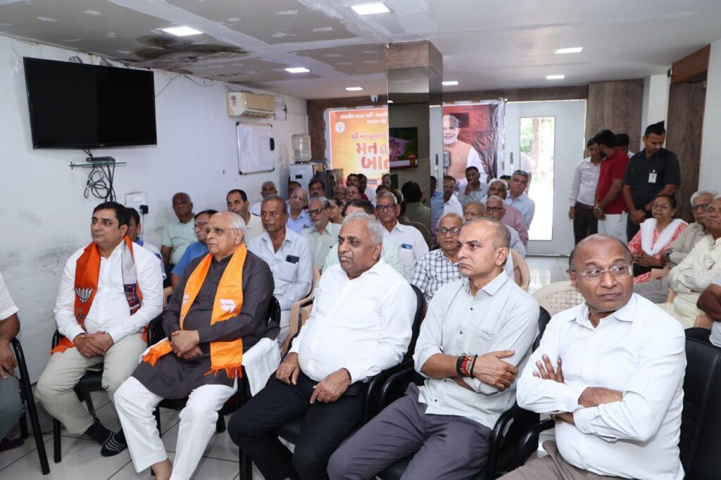 માનનીય મુખ્યમંત્રી શ્રી Bhupendra Patel એ આજે અમદાવાદના થલતેજ વોર્ડ ખાતે કાર્યકર્તાઓ સાથે માનનીય પ્રધાનમંત્રી શ્રી નરેન્દ્ર મોદીજીના 'મન કી બાત' કાર્યક્રમનું સામૂહિક શ્રવણ કર્યું. #MannKiBaat