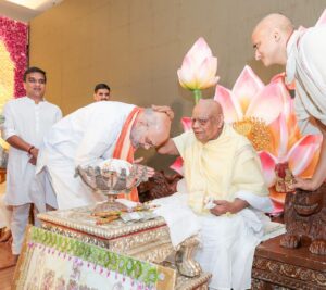 માનનીય કેન્દ્રીય ગૃહ અને સહકાર મંત્રી શ્રી Amit Shah જીએ આજે આચાર્ય પદ્મસાગર સૂરીશ્વરજી મહારાજ સાહેબ સાથે મુલાકાત કરી તેમના 92મા જન્મદિવસ નિમિત્તે આશીર્વાદ પ્રાપ્ત કર્યા.