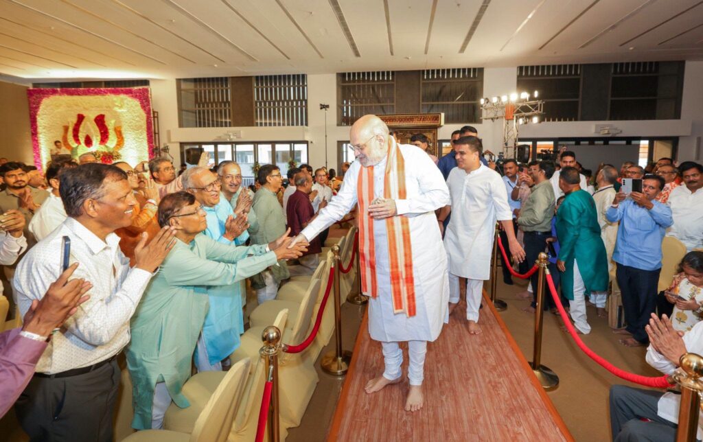 માનનીય કેન્દ્રીય ગૃહ અને સહકાર મંત્રી શ્રી Amit Shah જીએ આજે આચાર્ય પદ્મસાગર સૂરીશ્વરજી મહારાજ સાહેબ સાથે મુલાકાત કરી તેમના 92મા જન્મદિવસ નિમિત્તે આશીર્વાદ પ્રાપ્ત કર્યા.