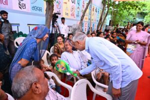 સેવા સંકલ્પ અભિયાન અંતર્ગત પ્રદેશ અધ્યક્ષ શ્રી Jagdish Panchal એ નિકોલ વિધાનસભાના વિરાટનગર ખાતે #AnganMilanSeva કાર્યક્રમમાં ઉપસ્થિત રહી આંગણવાડીના બાળકોને ફળ અને રમકડાંનું વિતરણ કર્યું તથા આશા બહેનોનું સન્માન કર્યું. તમે પણ તમારા નજીકની આંગણવાડીની મુલાકાત લઈ આ ઉત્સવમાં સહભાગી બનો. #SevaSankalpAbhiyan