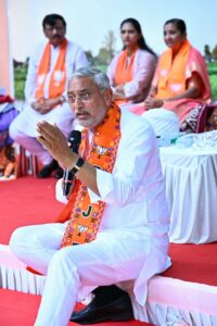 પ્રદેશ અધ્યક્ષ શ્રી Jagdish Panchal એ આજે બોટાદ ખાતે કેન્દ્રીય રાજ્યમંત્રી શ્રીમતી નિમુબેન બાંભણીયાની વિશેષ ઉપસ્થિતિમાં ખેડૂતો સાથે સંવાદ કર્યો. આ પ્રસંગે પ્રદેશ અધ્યક્ષશ્રીએ માનનીય પ્રધાનમંત્રી શ્રી Narendra Modi જીના 25 વર્ષના સુશાસનમાં ખેડૂતોના કલ્યાણ માટે થયેલા કાર્યો અને ખેડૂતલક્ષી યોજનાઓ અંગે ચર્ચા કરી.