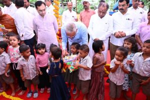 સેવા સંકલ્પ અભિયાન અંતર્ગત પ્રદેશ અધ્યક્ષ શ્રી Jagdish Panchal એ નિકોલ વિધાનસભાના વિરાટનગર ખાતે #AnganMilanSeva કાર્યક્રમમાં ઉપસ્થિત રહી આંગણવાડીના બાળકોને ફળ અને રમકડાંનું વિતરણ કર્યું તથા આશા બહેનોનું સન્માન કર્યું. તમે પણ તમારા નજીકની આંગણવાડીની મુલાકાત લઈ આ ઉત્સવમાં સહભાગી બનો. #SevaSankalpAbhiyan