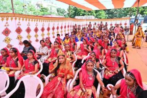પ્રધાનમંત્રી શ્રી નરેન્દ્રભાઇ મોદીના જનસેવાના 25 વર્ષ પૂર્ણ થવા નિમિત્તે ભાજપા પ્રદેશ અધ્યક્ષ શ્રી જગદીશભાઈ વિશ્વકર્મા આજે નગર પ્રાથમિક શિક્ષણ સમિતિ, અમદાવાદ તથા ધી ટેક્સટાઈલ એસોસિએશન દ્વારા અમદાવાદના વિરાટનગર ખાતે આયોજિત નોટબુક વિતરણ અને ગરબા સ્પર્ધા કાર્યક્રમમાં ઉપસ્થિત રહ્યા હતાં.  આ પ્રસંગે તેમણે બાળકો સાથે આત્મીય સંવાદ કરી નોટબુક વિતરણ કર્યું હતું તથા શહેર કક્ષાની ગરબા સ્પર્ધામાં ભાગ લેનાર સૌ વિદ્યાર્થીઓની પ્રસ્તુતિ નિહાળી તેમને પ્રોત્સાહિત કર્યા હતાં. આ પ્રસંગે અમદાવાદના મેયર શ્રી હિતેશભાઈ બારોટ, શહેર ભાજપ અધ્યક્ષ શ્રી પ્રેરકભાઈ શાહ, સાંસદ શ્રી હસમુખભાઈ પટેલ સહિત આગેવાનો ઉપસ્થિત રહ્યાં હતાં.
