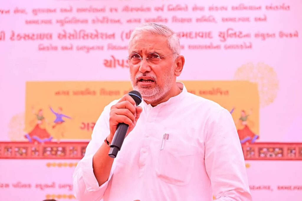 પ્રધાનમંત્રી શ્રી નરેન્દ્રભાઇ મોદીના જનસેવાના 25 વર્ષ પૂર્ણ થવા નિમિત્તે ભાજપા પ્રદેશ અધ્યક્ષ શ્રી જગદીશભાઈ વિશ્વકર્મા આજે નગર પ્રાથમિક શિક્ષણ સમિતિ, અમદાવાદ તથા ધી ટેક્સટાઈલ એસોસિએશન દ્વારા અમદાવાદના વિરાટનગર ખાતે આયોજિત નોટબુક વિતરણ અને ગરબા સ્પર્ધા કાર્યક્રમમાં ઉપસ્થિત રહ્યા હતાં.  આ પ્રસંગે તેમણે બાળકો સાથે આત્મીય સંવાદ કરી નોટબુક વિતરણ કર્યું હતું તથા શહેર કક્ષાની ગરબા સ્પર્ધામાં ભાગ લેનાર સૌ વિદ્યાર્થીઓની પ્રસ્તુતિ નિહાળી તેમને પ્રોત્સાહિત કર્યા હતાં. આ પ્રસંગે અમદાવાદના મેયર શ્રી હિતેશભાઈ બારોટ, શહેર ભાજપ અધ્યક્ષ શ્રી પ્રેરકભાઈ શાહ, સાંસદ શ્રી હસમુખભાઈ પટેલ સહિત આગેવાનો ઉપસ્થિત રહ્યાં હતાં.