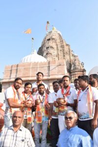 हर हर गंगे, हर हर महादेव 🙏 वाराणसी से वडनगर तक की #SevaYatra के सेवा यात्री पावन गंगाजल लेकर वडनगर पहुँचे और प्राचीन हाटकेश्वर महादेव का जलाभिषेक किया। काशी से वडनगर तक आस्था, सेवा और संस्कारों की यह यात्रा दोनों धामों के अटूट संबंधों की दिव्य साक्षी बनी। #SevaSankalpAbhiyan  #25YearsOfSeva