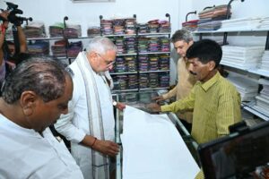 રાષ્ટ્રપિતા મહાત્મા ગાંધીજીની જયંતી નિમિત્તે પ્રદેશ અધ્યક્ષ શ્રી Jagdish Panchal એ અમદાવાદના ઇન્કમટેક્સ સર્કલ ખાતે ગાંધીજીની પ્રતિમાને પુષ્પાંજલિ અર્પણ કરી ભાવપૂર્વક નમન કર્યું તથા ખાદીની ખરીદી કરી. #GandhiJayanti