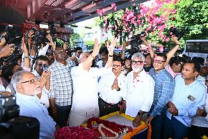 રાષ્ટ્રપિતા મહાત્મા ગાંધીજીની જયંતી નિમિત્તે પ્રદેશ અધ્યક્ષ શ્રી Jagdish Panchal એ અમદાવાદના ઇન્કમટેક્સ સર્કલ ખાતે ગાંધીજીની પ્રતિમાને પુષ્પાંજલિ અર્પણ કરી ભાવપૂર્વક નમન કર્યું તથા ખાદીની ખરીદી કરી. #GandhiJayanti