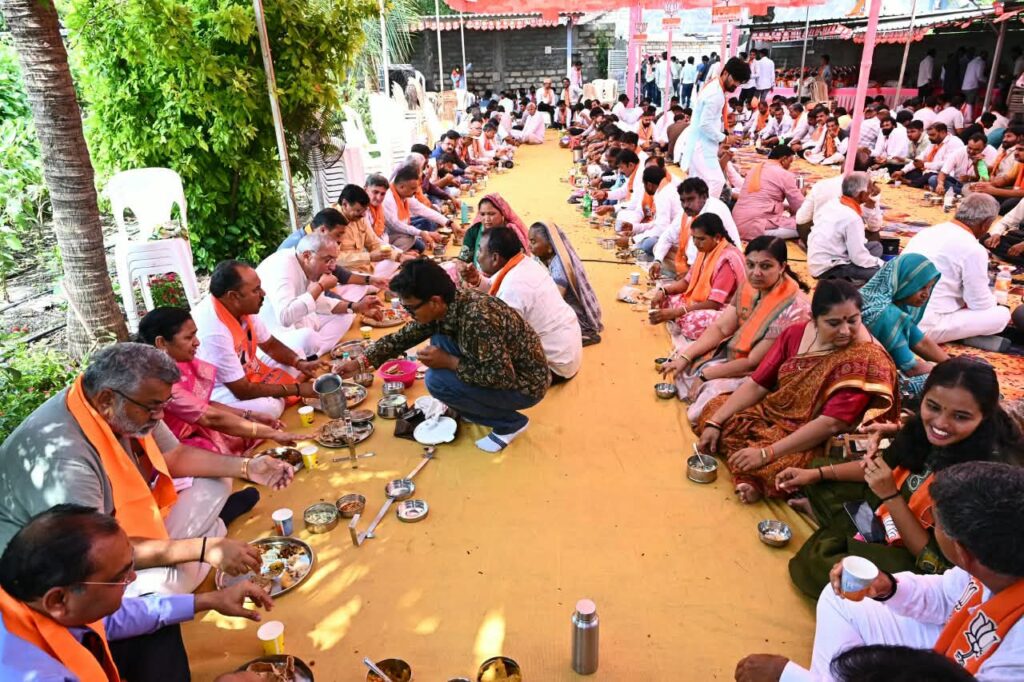 સંગઠન સાથે સંવાદ... પ્રદેશ અધ્યક્ષ શ્રી Jagdish Panchal એ આજે તળાજા વિધાનસભાના બૂથ પ્રમુખો અને કાર્યકર્તાઓ સાથે સંવાદ કર્યો તેમજ ટિફિન બેઠકમાં સાથે ભોજન લીધું