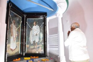 રાષ્ટ્રપિતા મહાત્મા ગાંધીજીની જયંતી નિમિત્તે માનનીય મુખ્યમંત્રી શ્રી Bhupendra Patel એ પોરબંદરના પવિત્ર કીર્તિમંદિર ખાતે પૂજ્ય બાપુને ભાવપૂર્ણ શ્રદ્ધાંજલિ અર્પણ કરી તથા સર્વધર્મ પ્રાર્થના સભામાં ઉપસ્થિત રહી સત્ય, અહિંસા અને સર્વોદયના અમર સંદેશને સ્મરણ કર્યો. #GandhiJayanti