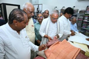 રાષ્ટ્રપિતા મહાત્મા ગાંધીજીની જયંતી નિમિત્તે પ્રદેશ અધ્યક્ષ શ્રી Jagdish Panchal એ અમદાવાદના ઇન્કમટેક્સ સર્કલ ખાતે ગાંધીજીની પ્રતિમાને પુષ્પાંજલિ અર્પણ કરી ભાવપૂર્વક નમન કર્યું તથા ખાદીની ખરીદી કરી. #GandhiJayanti