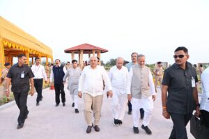 માનનીય મુખ્યમંત્રી શ્રી Bhupendra Patel એ પોરબંદરના ઓડદરા ખાતે 'સર્વોદય વન' નું લોકાર્પણ કર્યું. સર્વોદય વનની ખાસિયત: • 14 હેક્ટર વિસ્તારમાં નિર્માણ • 1.25 લાખથી વધુ રોપાઓનું વાવેતર • મહાત્મા વન, સી-વ્યૂ ગાર્ડન, મિશન લાઇફ ગાર્ડન અને આયુષ વન • દિવ્યાંગ ભાઈ-બહેનો માટે વિશેષ રમતગમત વિસ્તાર • ગાંધીજીના સત્ય, અહિંસા અને ગ્રામ સ્વરાજના વિચારોનું પ્રતિબિંબ પ્રકૃતિ, સંસ્કૃતિ અને ગાંધી વિચારનું સુંદર સંગમ એટલે 'સર્વોદય વન' #VanMahotsav #SarvodayaVan