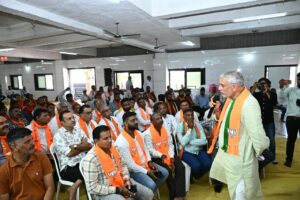 પ્રદેશ અધ્યક્ષ શ્રી Jagdish Panchal એ અમરેલી જિલ્લાના બગસરા ખાતે બૂથ પ્રમુખો સાથે સંવાદ કર્યો તથા ટિફિન બેઠકમાં સૌ કાર્યકર્તાઓ સાથે ભોજન ગ્રહણ કર્યું.