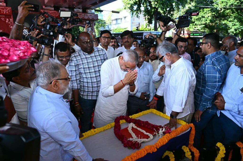 રાષ્ટ્રપિતા મહાત્મા ગાંધીજીની જયંતી નિમિત્તે પ્રદેશ અધ્યક્ષ શ્રી Jagdish Panchal એ અમદાવાદના ઇન્કમટેક્સ સર્કલ ખાતે ગાંધીજીની પ્રતિમાને પુષ્પાંજલિ અર્પણ કરી ભાવપૂર્વક નમન કર્યું તથા ખાદીની ખરીદી કરી. #GandhiJayanti