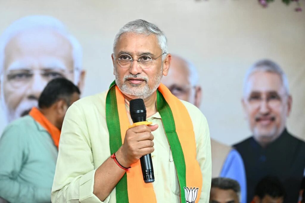 પ્રદેશ અધ્યક્ષ શ્રી Jagdish Panchal એ અમરેલી જિલ્લાના બગસરા ખાતે બૂથ પ્રમુખો સાથે સંવાદ કર્યો તથા ટિફિન બેઠકમાં સૌ કાર્યકર્તાઓ સાથે ભોજન ગ્રહણ કર્યું.