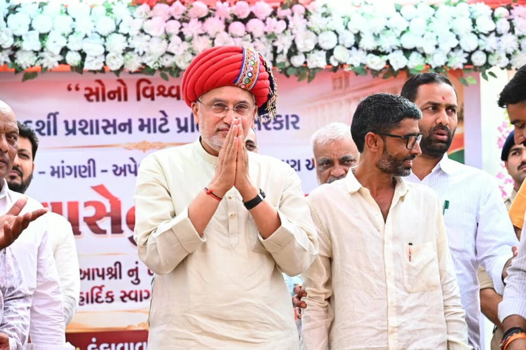 સેવા સંકલ્પ અભિયાન અંતર્ગત 'નાગરિક દેવો ભવઃ'ના મંત્ર સાથે સરકારી સેવાઓ અને યોજનાઓનો લાભ ઘરઆંગણે સુધી પહોંચાડવામાં આવી રહ્યો છે. પ્રદેશ અધ્યક્ષ શ્રી Jagdish Panchal એ આજે અમરેલીના કુંકાવાવ ખાતે સેવા સેતુ કાર્યક્રમમાં ઉપસ્થિત રહી લાભાર્થીઓ સાથે મુલાકાત કરી અને સરકારની વિવિધ યોજનાઓ અંગે સંવાદ કર્યો. #SevaSetuAbhiyan #SevaSankalpAbhiyan