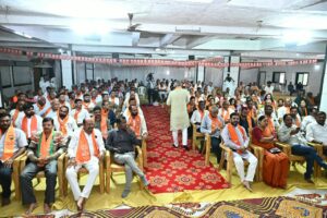 પ્રદેશ અધ્યક્ષ શ્રી Jagdish Panchal એ અમરેલી જિલ્લાના બગસરા ખાતે બૂથ પ્રમુખો સાથે સંવાદ કર્યો તથા ટિફિન બેઠકમાં સૌ કાર્યકર્તાઓ સાથે ભોજન ગ્રહણ કર્યું.
