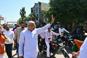 પ્રદેશ અધ્યક્ષ શ્રી Jagdish Panchal એ વારાણસીથી વડનગરની #SevaYatra નું મહીસાગરના લુણાવાડા ખાતે સ્વાગત કરી સેવા યાત્રીઓ સાથે યાત્રામાં સહભાગી થયા. #SevaSankalpAbhiyan