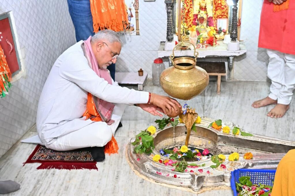 પ્રદેશ અધ્યક્ષ શ્રી Jagdish Panchal એ લુણાવાડા ખાતે લુણેશ્વર મહાદેવ મંદિરે દર્શન-પૂજન કરી સૌના સુખ, શાંતિ, સમૃદ્ધિ અને સુખાકારી માટે પ્રાર્થના કરી. હર હર મહાદેવ 🙏