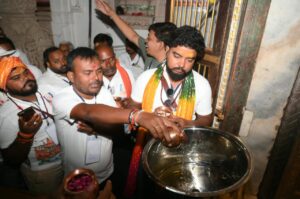 हर हर गंगे, हर हर महादेव 🙏 वाराणसी से वडनगर तक की #SevaYatra के सेवा यात्री पावन गंगाजल लेकर वडनगर पहुँचे और प्राचीन हाटकेश्वर महादेव का जलाभिषेक किया। काशी से वडनगर तक आस्था, सेवा और संस्कारों की यह यात्रा दोनों धामों के अटूट संबंधों की दिव्य साक्षी बनी। #SevaSankalpAbhiyan  #25YearsOfSeva