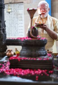 માનનીય પ્રધાનમંત્રી શ્રી Narendra Modi જીએ આજે નવી દિલ્હીના શ્રી વિનાયક મંદિરમાં પૂજા-અર્ચના કરી. #25YearsOfSeva